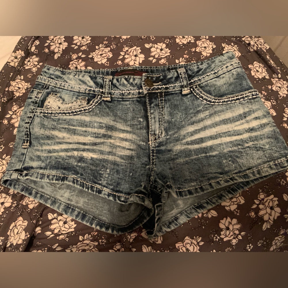No Boundaries stone washed shorts with lace on pockets and white stitching